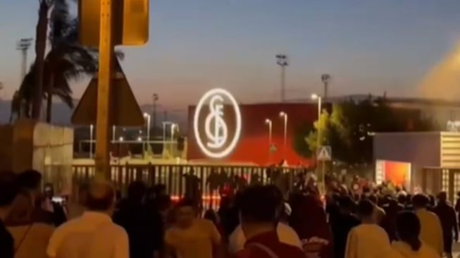 Ngeri! Dikepung Ratusan Suporter, Pemain Sevilla Gak Bisa Pulang ke Rumah