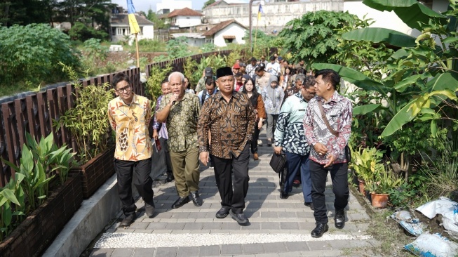 Bupati Sleman Harda Kiswaya bersama jajaran dari Kementerian Infrastruktur dan Pembangunan Kewilayahan RI meninjau langsung kawasan RTP Gatotkaca, Jumat (9/5/2025) kemarin usai direvitalisasi. (dok.Istimewa)