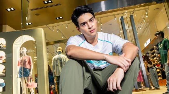 5 Inspirasi Gaya Kasual Maxime Bouttier untuk Tampil Stand Out saat Hangout