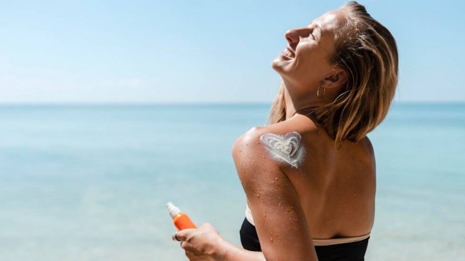 Ilustrasi wanita pakai sunscreen (freepik.com)