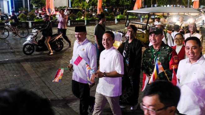 Untuk kali pertama di Kota Solo digelar perhelatan kirab kerukunan Waisak Bersama 2025. dari Loji Gandrung hingga titik akhir di Balaikota, Sabtu (10/5/2025) malam. [Dok Pemkot Solo]