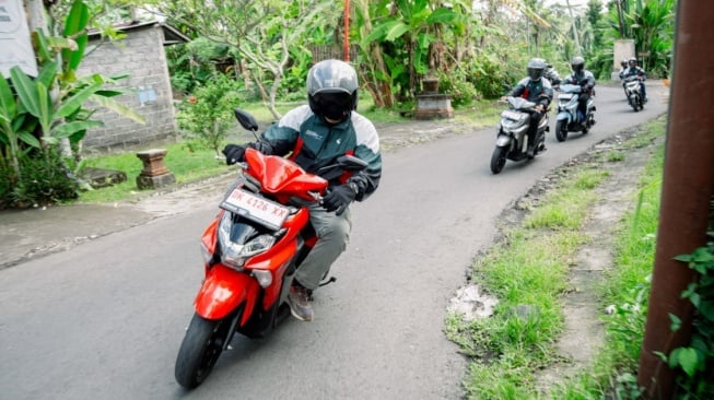 Jurnalis Suara.com menjajal performa Yamaha Gear Ultima di Bali, Kamis, 8 Mei 2025.