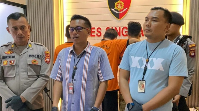 Press release Polres Singkawang motif penyiraman air keras kepada pegawai di Rumah Sakit Jiwa (RSJ) Provinsi Kalbar, Singkawang, Sabtu (10/5/2025). (ANTARA)