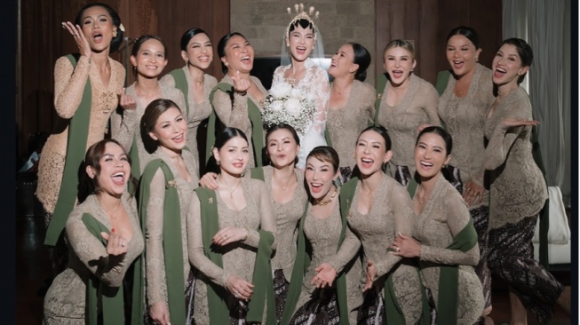 Kisah Kocak di Balik Perjalanan Bridesmaid dan Groomsmen ke Lokasi Pernikahan Luna Maya
