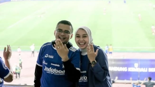 Putra Dedi Mulyadi, Maula Akbar melamar Putri Karlina saat nonton Persib. [Instagram/@putri.karlina14]