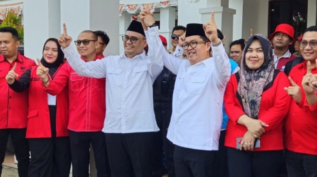Bupati Kukar Terpilih Aulia Rahman Basri dan Wakil Bupati Kukar Terpilih Rendi Solihin. Rendi Solihin, bersama Aulia Rahman Basri, berkomitmen untuk melanjutkan pembangunan di Kukar. Pasangan Aulia Rahman Basri dan Rendi Solihin memenangkan Pemungutan Suara Ulang (PSU) Pilkada Kukar. Kemenangan ini terjadi setelah Mahkamah Konstitusi (MK) mendiskualifikasi Edi Damansyah dari pemilihan sebelumnya. [Ist]