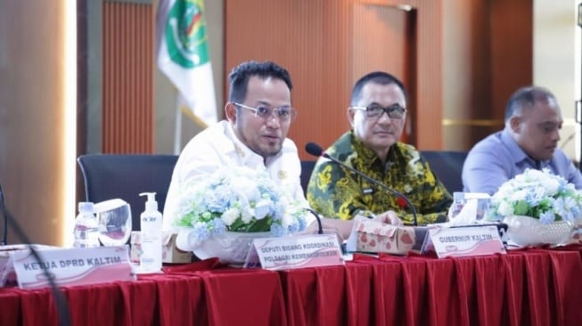 Rapat Monitoring Penanganan Organisasi Kemasyarakatan (Ormas) yang terafiliasi dengan premanisme, Minggu (11/5/2025), di Ruang Rapat Bina Bangsa, Kantor Gubernur Kaltim. [kaltimtoday.co]