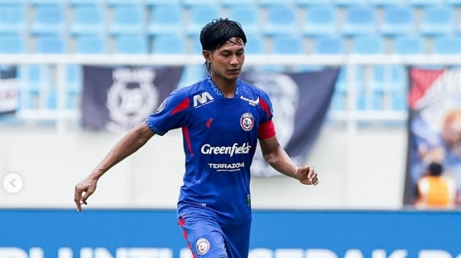 Insiden pelemparan batu yang menimpa bus rombongan Persik Kediri pasca laga melawan Arema FC di Stadion Kanjuruhan, Kabupaten Malang, menjadi sorotan publik sepak bola nasional. (IG Arema)