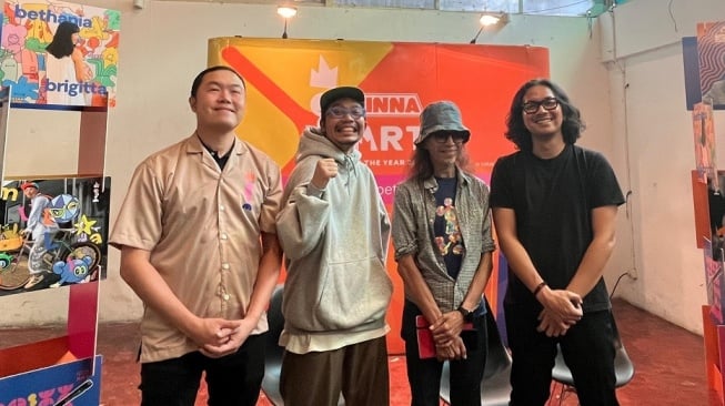 Muklay (kedua dari kiri) bersama Asmujo Jono Irianto dan William Cung (paling kiri), GM PT Sekar Laut. [Instagram]