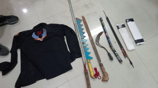 Barang bukti yang senjata tajam yang disita dari pelaku tawuran di Jalan Veteran, Desa Manunggal, Kecamatan Labuhan Deli, Kabupaten Deli Serdang, Sumatera Utara. [Istimewa]