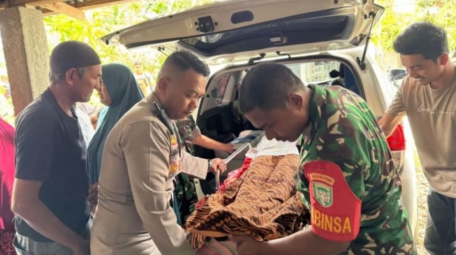 Personel TNI dan Polri saat mengevakuasi jenazah anak yang tenggelam di Aceh Barat Daya, pada Minggu 11 Mei 2025. [ANTARA/HO]