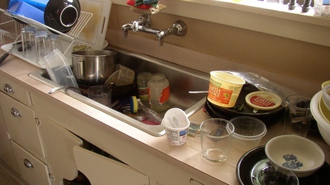 Ilustrasi wastafel dapur penuh piring kotor. [Flickr/XWRN]