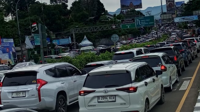 Puncak Bogor Macet, Polisi Catat Lonjakan Kendaraan di Libur Waisak