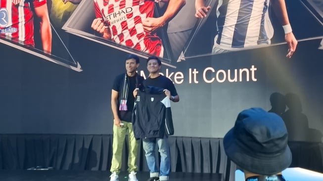 Legenda sepak bola Spanyol yang juga mantan pelatih Timnas Indonesia, Luis Milla Aspas bersama dengan tiruan Lionel Messi sukses membuat heboh Senayan Park alias Spark, Jakarta, Minggu (11/5/2025). [Suara.com/dok]