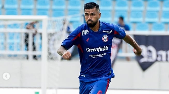 Insiden pelemparan batu yang menimpa bus rombongan Persik Kediri pasca laga melawan Arema FC di Stadion Kanjuruhan, Kabupaten Malang, menjadi sorotan publik sepak bola nasional. (IG Arema)