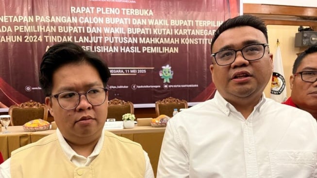 Bupati Kukar Terpilih, Aulia Rahman Basri, bersama Wakil Bupati Kukar, Rendi Solihin pasca penetapan. [kaltimtoday.co]