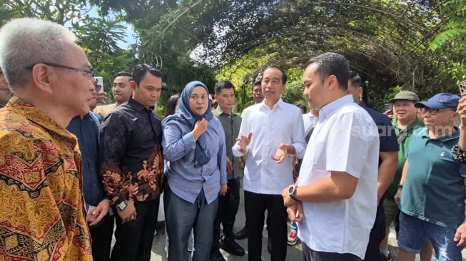 Wali Kota Solo Respati Ardi tiba-tiba mendatangi kediaman Presiden ke-7 Jokowi di Jalan Kutai Utara 1 Kelurahan Sumber, Kecamatan Banjarsari, Kota Solo, Senin (12/5/2024). [Suara.com/Ari Welianto]