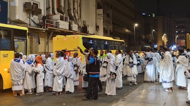 Jemaah Haji Indonesia saat akan menaiki bus salawat yang akan mengantar mereka ke Masjidil Haram menuju penginapan dan sebaliknya. [Kemenag]