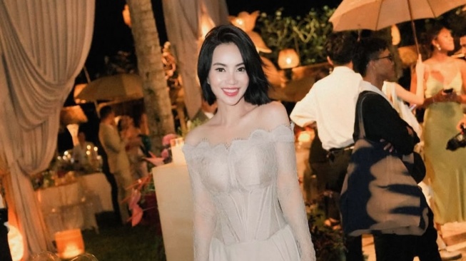 Potret cantik Dearly Desiana Djoshua alias Dearly Djoshua yang dikabarkan dekat dengan Ari Lasso (Instagram/dearlydjoshua)