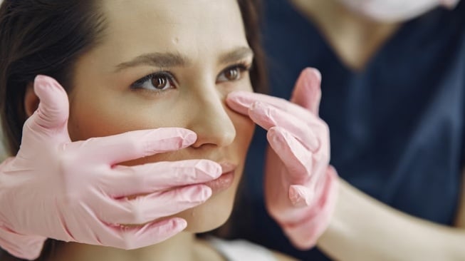 Kolesterol tinggi dapat ditandai dengan kemunculan xanthelasma atau bercak atau benjolan berwarna kekuningan di area kelopak mata (Freepik/prostooleh)