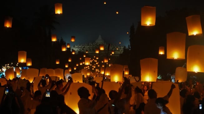 Peserta menerbangkan lampion saat Festival Lampion Waisak 2025 di Marga Utama kompleks Taman Wisata Candi (TWC) Borobudur, Magelang, Jawa Tengah, Senin (12/5/2025). [ANTARA FOTO/Anis Efizudin/bar]
