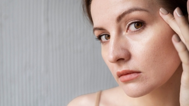 Kolesterol tinggi dapat ditandai dengan kemunculan psoriasis atau kemunculan plak-plak kulit tebal berwarna merah dan bersisik di area wajah (Freepik/freepik)