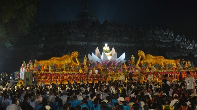 Umat Buddha mengikuti upacara detik-detik Waisak 2025/2569 Buddhis Era (BE) di Candi Borobudur, Magelang, Jawa Tengah, Senin (12/5/2025). [ANTARA FOTO/Anis Efizudin/bar]