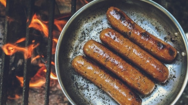Ilustrasi daging olahan (Unsplash/Rachel Clark)