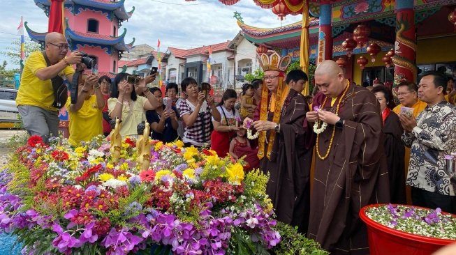 Ratusan Umat Buddha Ikuti Pemandian Rupang di Vihara Vajra Bumi Kertayuga Kubu Raya. (PIFA/Lyd)