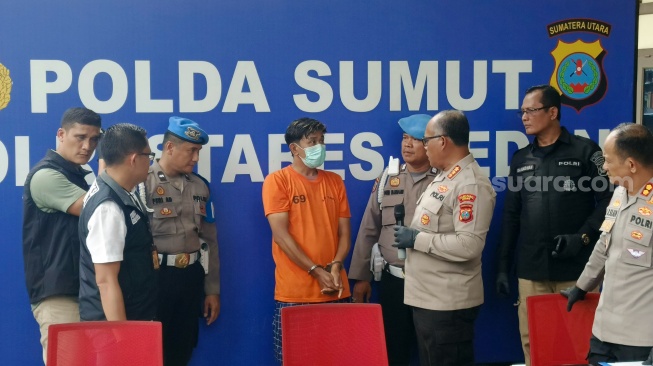 Kapolrestabes Medan Kombes Gidion Arif Setyawan menginterogasi pelaku narkoba. [Suara.com/ M.Aribowo]