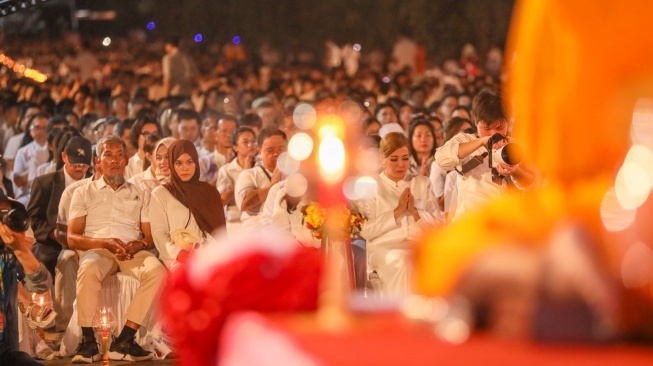 Sekretaris Daerah Provinsi Jawa Tengah, Sumarno, yang hadir dalam festival lampion waisak 2025 di Candi Borobudur pada Senin (12/3/2025) malam. [Istimewa]