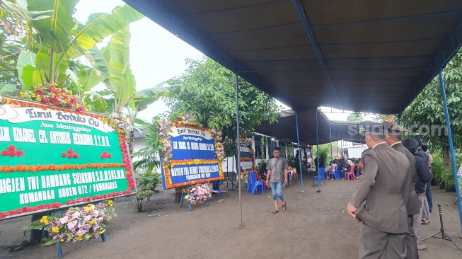 Sejumlah karangan bunga berduka cita atas meninggalnya Antonius Hermawan, anggota TNI yang tewas saat ledakan amunisi berjejer di rumah duka, Sleman, Selasa (13/5/2025). [Hiskia/Suarajogja]