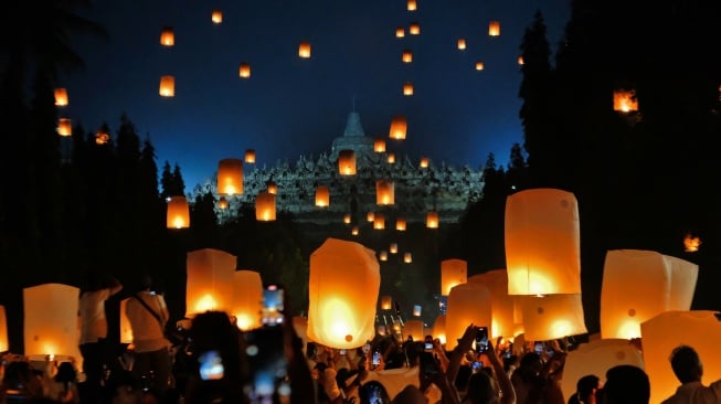 Peserta menerbangkan lampion saat Festival Lampion Waisak 2025 di Marga Utama kompleks Taman Wisata Candi (TWC) Borobudur, Magelang, Jawa Tengah, Senin (12/5/2025). [ANTARA FOTO/Anis Efizudin/bar]