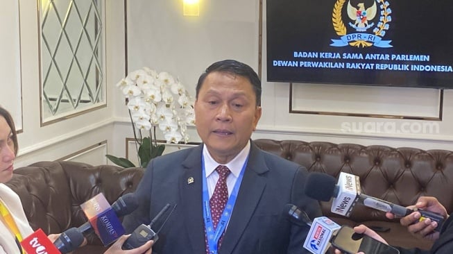 Ketua Badan Kerja Sama Antar Parlemen (BKSAP) DPR RI, Mardani Ali Sera mengungkapkan soal pembukaan Konferensi ke-19 Persatuan Parlemen Anggota OKI atau Organisasi Kerja Sama Islam di Komplek Parlemen Senayan, Jakarta, Rabu (14/5/2025) besok. Presiden Prabowo Subianto juga dikabarkan akan menghadiri acara OKI di DPR RI. (Suara.com/Bagaskara)