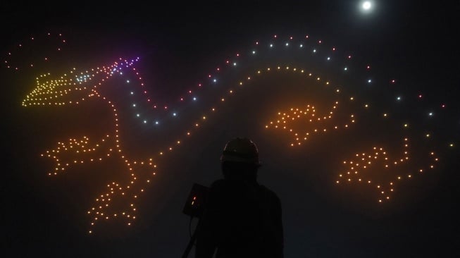 Warga menyaksikan pertunjukan drone di kompleks Taman Wisata Candi (TWC) Borobudur, Magelang, Jawa Tengah, Senin (12/5/2025). [ANTARA FOTO/Anis Efizudin/rwa]
