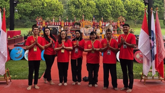 Rafi Akbar Setiawan (berdiri paling kiri) menjadi relawan Majelis Umat Nyingma Indonesia (MUNI) pada Waisak 2025. (Dok. Pribadi).