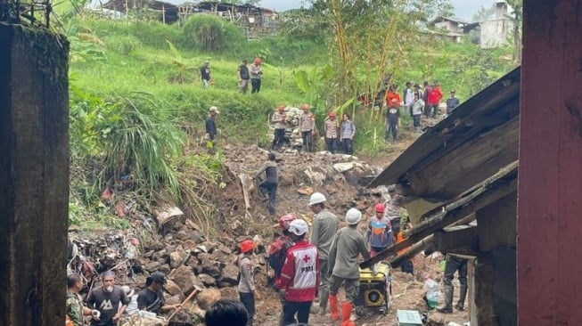 Petugas gabungan Kecamatan Cipanas, Cianjur, Jawa Barat, mulai membersihkan material tembok penahan tanah yang menimpa rumah warga di Kampung Balakang, Desa Sindanglaya, Selasa, (13/5/2025). (ANTARA/Ahmad Fikri)