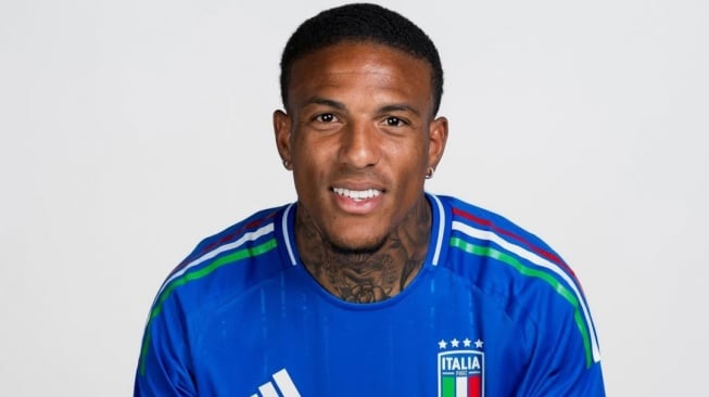 Michael Folorunsho, pemain timnas Italia dan Fiorentina yang cek cok dengan Jay Idzes saat laga melawan Venezia. Ia melakukan diving dan diprotes oleh kapten timnas Indonesia, sehingga sempat terjadi keributan. (Instagram/@michael_folorunsho)