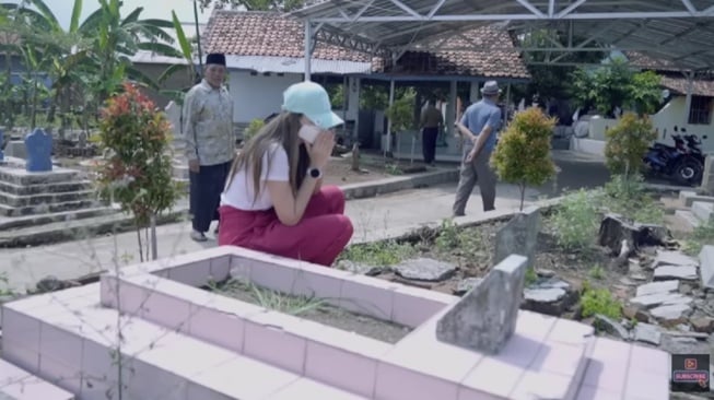 Luna Maya ziarah ke makam kakek di Cirebon. (YouTube/Luna Maya)