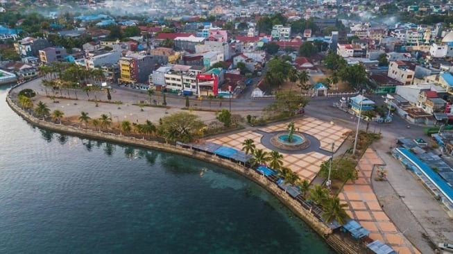 Pantai Kamali, Wisata Ikonik dengan Patung Kepala Naga di Bau-Bau