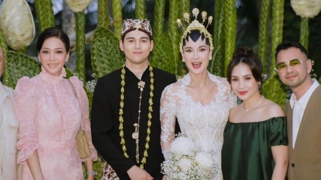 Potret Nagita Slavina dan Raffi Ahmad saat menghadiri akad nikah Luna Maya dan Maxime Bouttier (Instagram/raffinagita1717)
