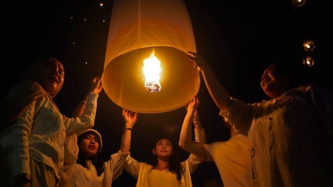 Peserta menerbangkan lampion saat Festival Lampion Waisak 2025 di Marga Utama kompleks Taman Wisata Candi (TWC) Borobudur, Magelang, Jawa Tengah, Senin (12/5/2025). [ANTARA FOTO/Anis Efizudin/bar]