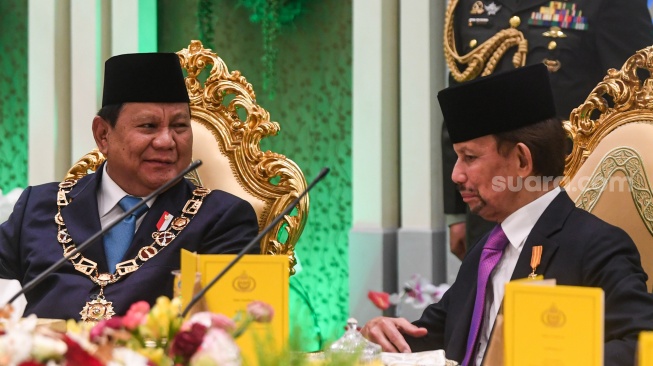 Presiden Prabowo Subianto (kiri) berbincang dengan Sultan Brunei Darussalam Hassanal Bolkiah (kanan) usai menerima bintang kebesaran Kesultanan Brunei Darussalam di Istana Nurul Iman, Bandar Seri Begawan, Brunei Darrussalam, Rabu (14/5/2025). [ANTARA FOTO/Muhammad Adimaja/rwa]