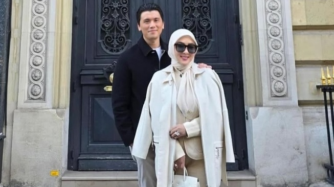 Lagi di Paris Bareng Syahrini, Muka Masam Reino Barack Jadi Omongan