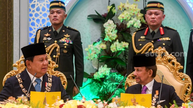 Presiden Prabowo Subianto (kiri) berbincang dengan Sultan Brunei Darussalam Hassanal Bolkiah (kanan) usai menerima bintang kebesaran Kesultanan Brunei Darussalam di Istana Nurul Iman, Bandar Seri Begawan, Brunei Darrussalam, Rabu (14/5/2025). [ANTARA FOTO/Muhammad Adimaja/rwa]