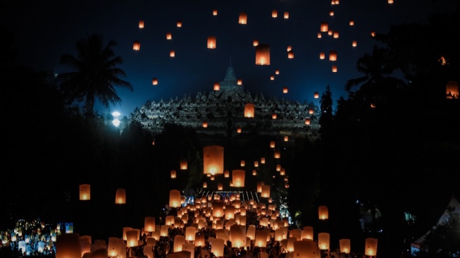 Antusiasme masyarakat yang sangat tinggi terhadap penyelenggaraan Waisak tahun ini semakin mengukuhkan Candi Borobudur sebagai destinasi pariwisata kultural spiritual (Dok: InJourney)
