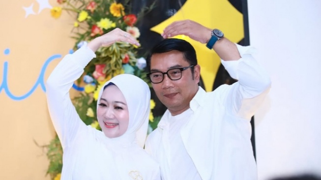 Ridwan Kamil Peluk Mesra Atalia Praratya, Hotman Paris Beri Sindiran: Istri Sah Jadi Pemenang!
