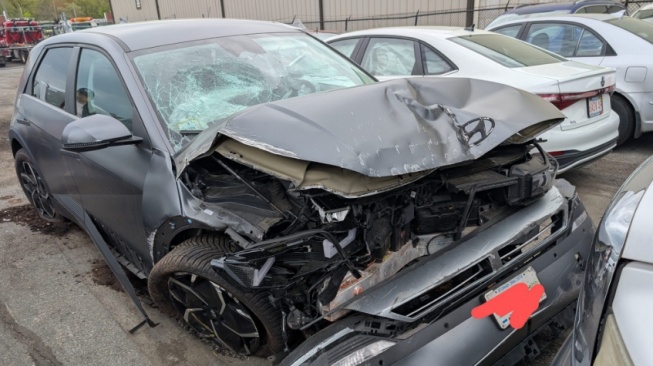 Hyundai Ioniq 5 milik Ethan Blount remuk pada bagian depan (The Autopian)