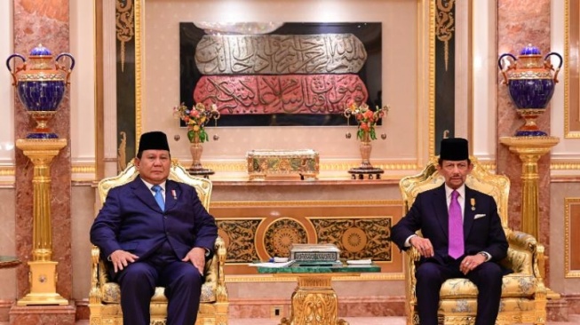 Sultan Hassanal Bolkiah menganugerahkan Presiden Prabowo Subianto Bintang Kebesaran Negara Brunei Darussalam “Darjah Kerabat Laila Utama Yang Amat Dihormati” (D.K.L.U). (Foto: Muchlis Jr - Biro Pers Sekretariat Presiden)