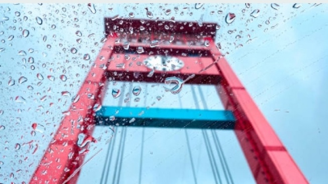 Live Streaming di Jembatan Ampera Dibubarkan: Konten Kreator Dilarang Siaran Langsung